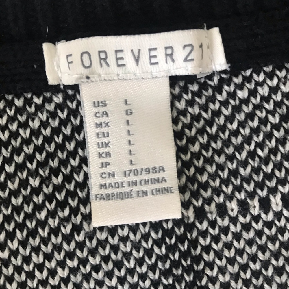 ✨ Forever 21 Black and White Plaid Sweater ✨ - Picture 7 of 7